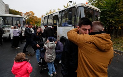 Îmbrățișări în fața unui centru de mobilizare din Moscova, 27 septembrie 2022. Foto: EPA