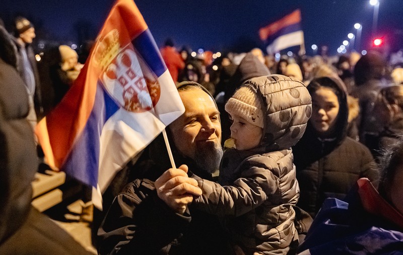 Blocadă pe un mare pod peste Dunăre din Belgrad. De aproape 4 luni, sârbii strigă „Corupția ucide!” | Video/Fotogalerie
