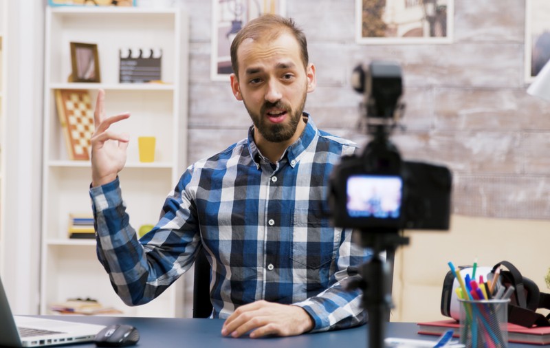 Despre influenceri și acrobația cu plasă. Sau cum să spui adevăruri banale și să faci bani din trafic pe net