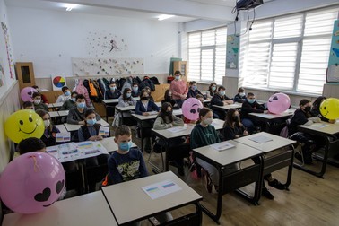Elevii de la Școala Gimnazială George Coșbuc din Sighetu Marmație arată desenele pregătite pentru lanțul uman al păcii
