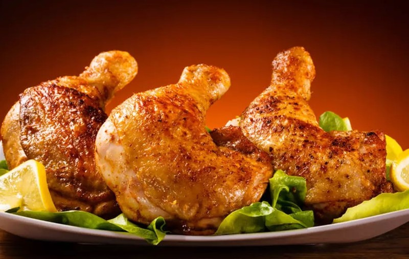 E mai bine să mănânci puiul cu sau fără piele? Ce spun nutriționiștii