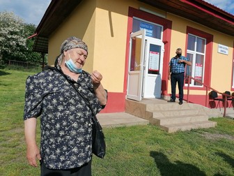 Septuagenara din imagine este convinsă că s-a făcut prea mult tam-tam cu vizita ministrului Mihăilă