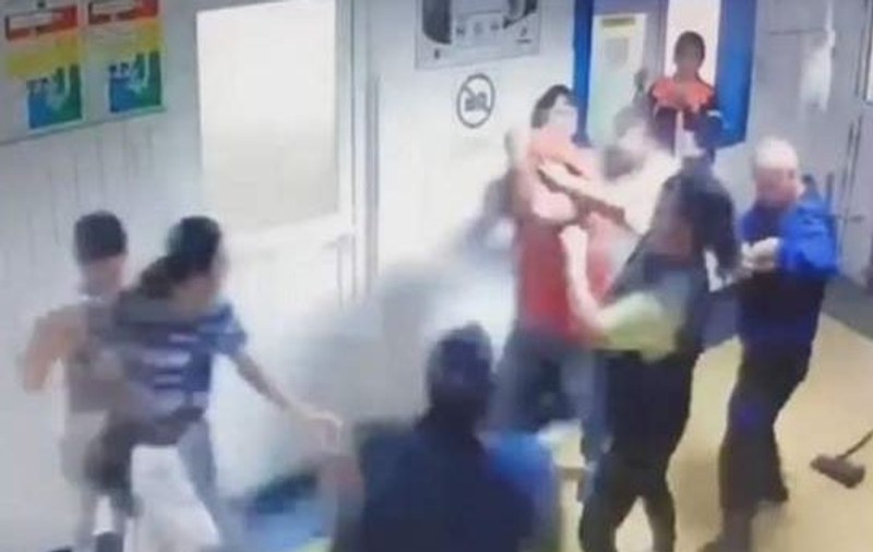 Bătaie generală la Spitalul Județean Buzău, între două familii. Violențe între bărbați și femei, după cearta unor copii la școală / VIDEO