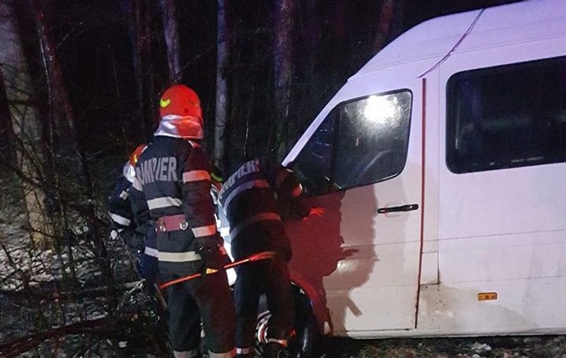 Accident grav pe A1: Un copac a căzut peste un microbuz. Șase oameni au fost răniți