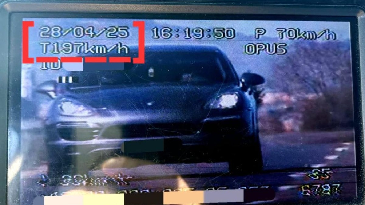 Ecranul unui radar, unde se poate vedea o mașină neagră și viteza cu care circula