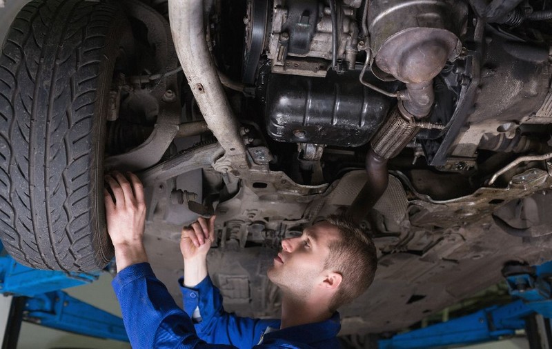 Service-urile auto se apără în fața scumpirilor RCA și spun că mecanicii primesc pentru manoperă 5% din prețul unei polițe