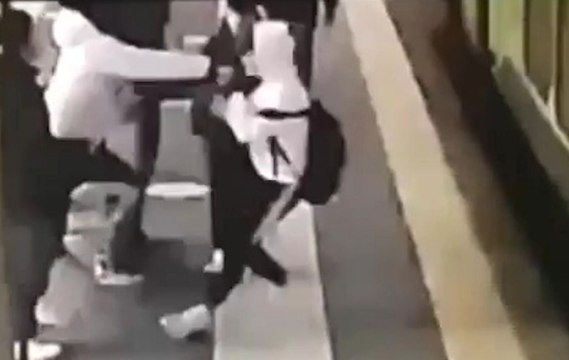Un adolescent român a fost bătut și aruncat sub roțile unui tren de către colegii de școală, în Italia
