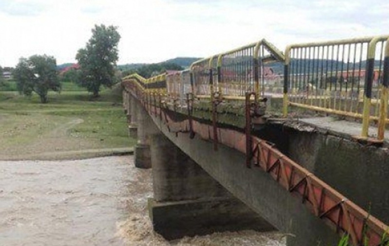 Circulație închisă pe DN 7, joi şi vineri, la Topoloveni. Se lucrează la podul peste râul Carcinov