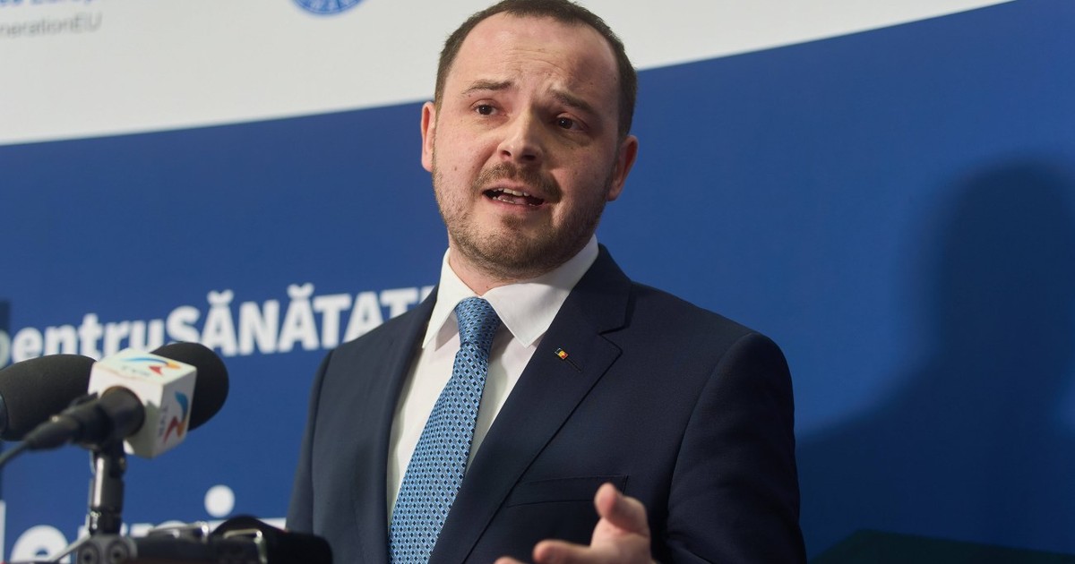 Alexandru Rogobete, ministrul Sănătății, în timp ce oferă declarații de presă