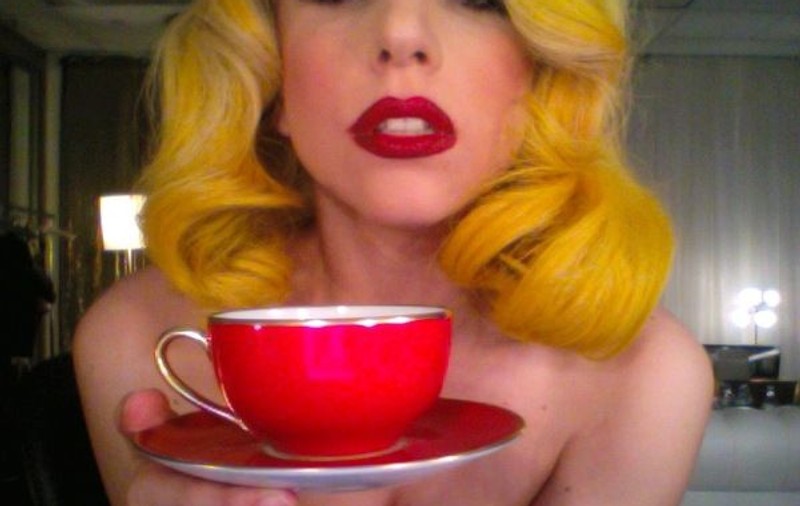 Foto / Lady GaGa, topless cu cafeaua în mână