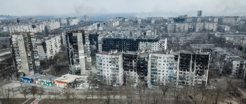 Imagine surprinsă din Mariupol, unde multe clădiri și blocuri sunt distruse de bombardamente. Foto: Profimedia