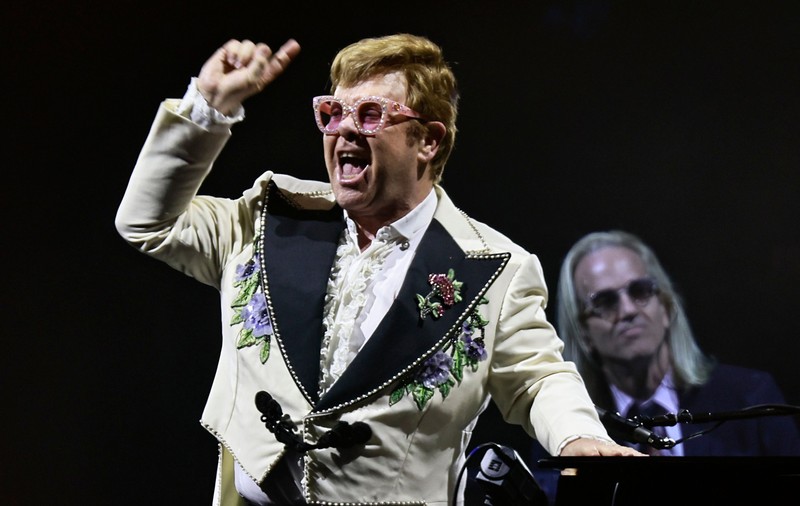 Proprietarul unui butic de pantofi sport din Nisa: „Elton John a urinat într-o sticlă de plastic în magazinul meu”