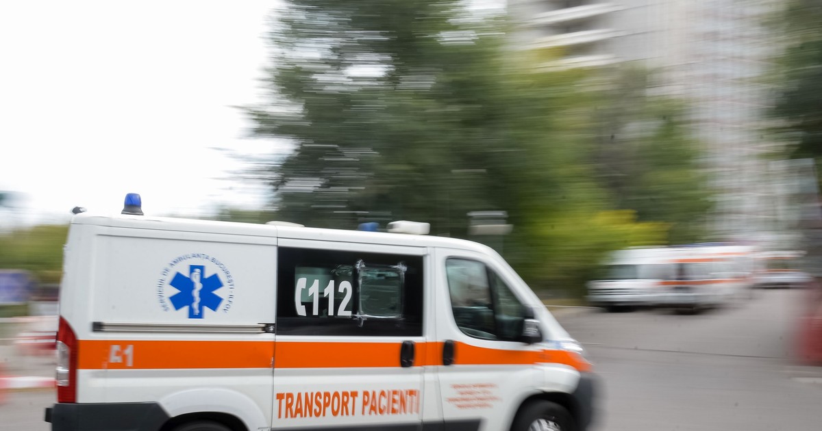 Imagine cu o ambulanță de transport pacienți în oraș