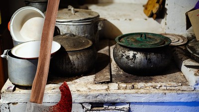 Colal topor cu sange, ceaun pe o plita veche