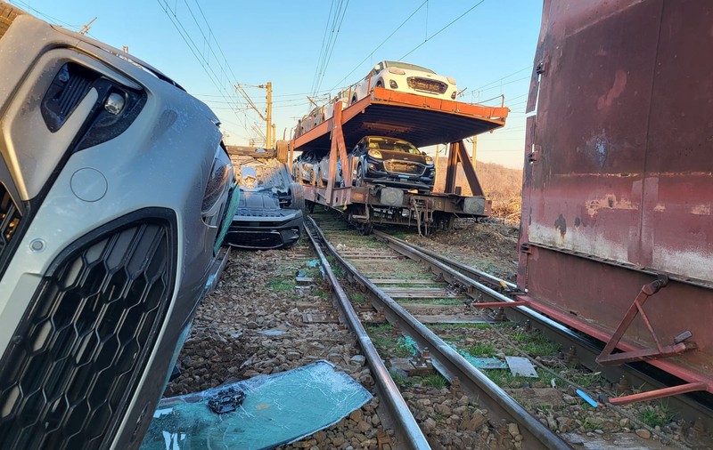 Oficial, după aproape 8 ore de la incidentul feroviar din Roșiori: trenul cu pasageri a lovit „violent” marfarul. În urma impactului „trei vagoane au deraiat”