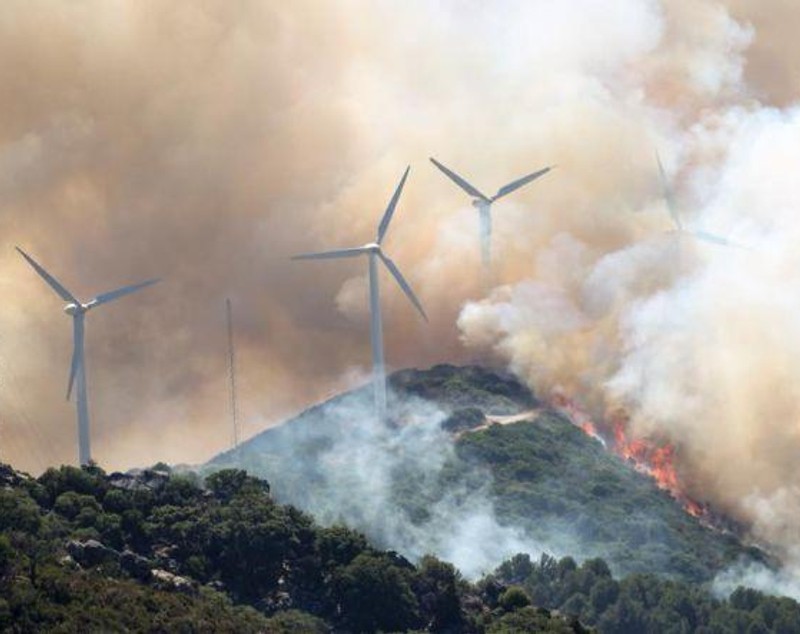 FOTO | Incendii de vegetaţie în Spania. Autoritățile intervin cu avioane și elicoptere de stingere