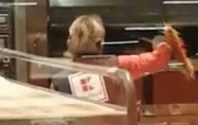 UPDATE: Explicația Kaufland în cazul angajatei din Pitești care întoarce cu coada de mătură pâinea în cuptor. „Este o abatere gravă”/ VIDEO