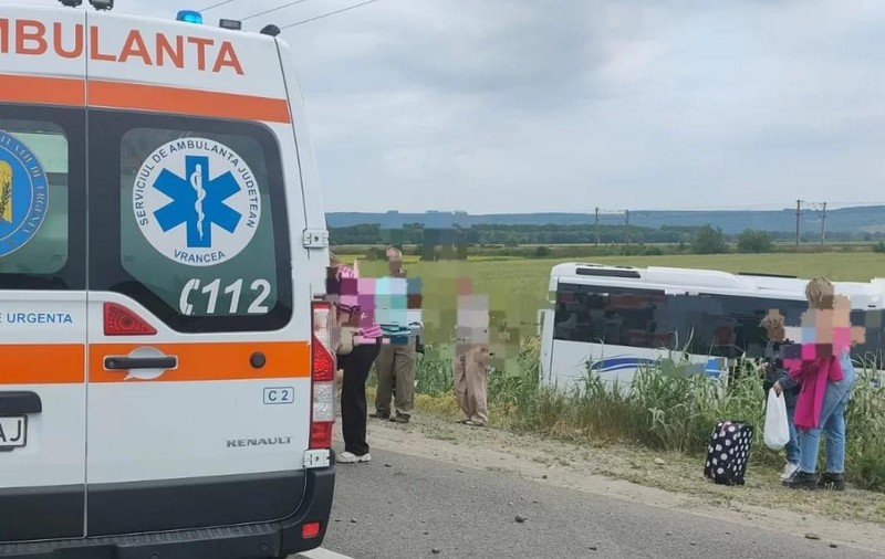 Autocar cu peste 50 de copii, implicat într-un accident în Bacău