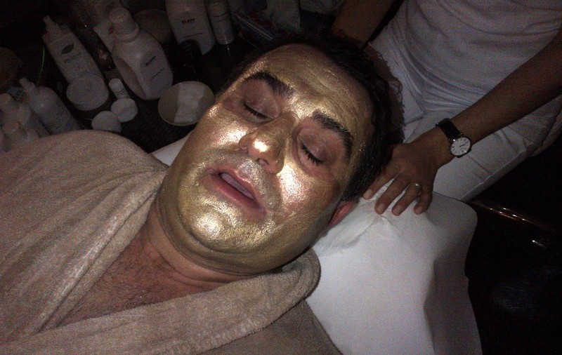 Relaxare de 5 stele! Ioniţă din Clejani îşi revigorează tenul cu mască de aur