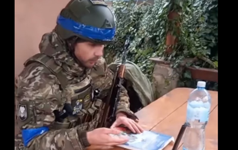 De pe front, un polițist predă online pentru elevii de la o școală din Odesa: „Lecțiile de siguranță sunt importante, mai ales acum”