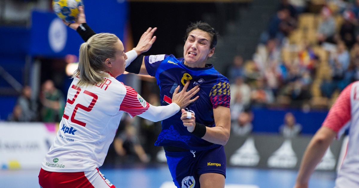 Cristina Neagu (în albastru), în acțiune pentru naționala României. (FOTO: EPA)