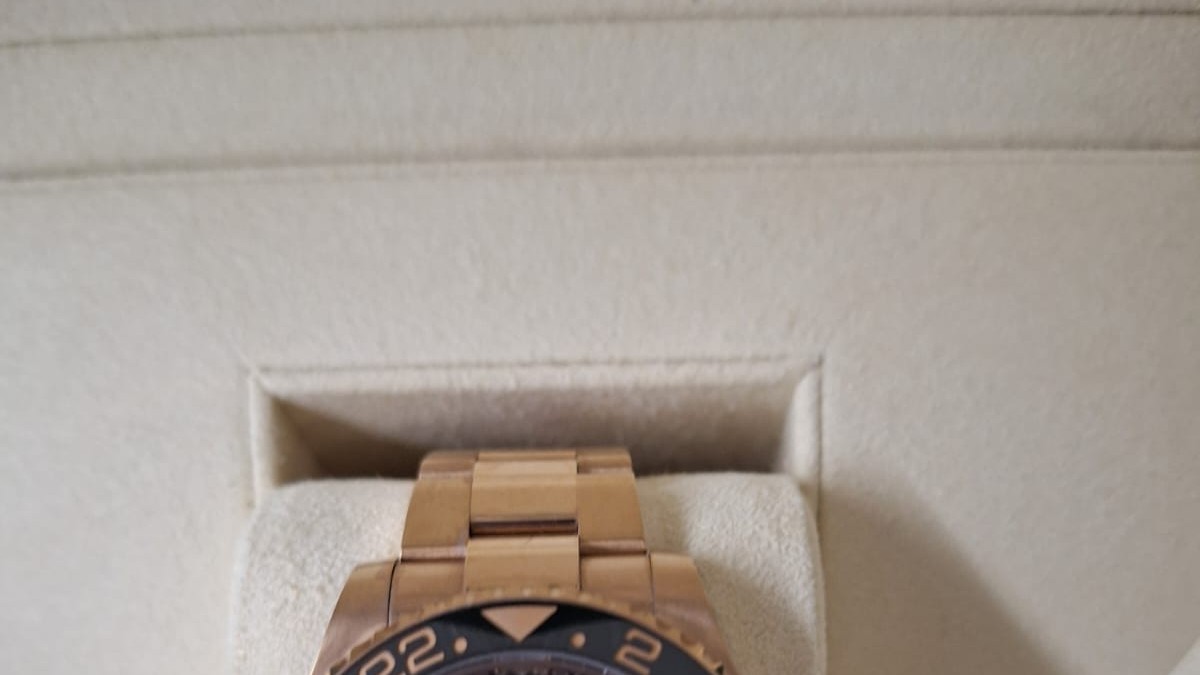 Mai multe ceasuri Rolex, plătite cu foi albe de hârtiie de un român, în Elveția.