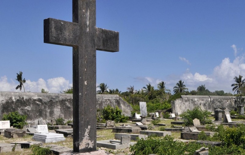 S-a dus la mormântul prietenului și a fost împușcat în cimitir