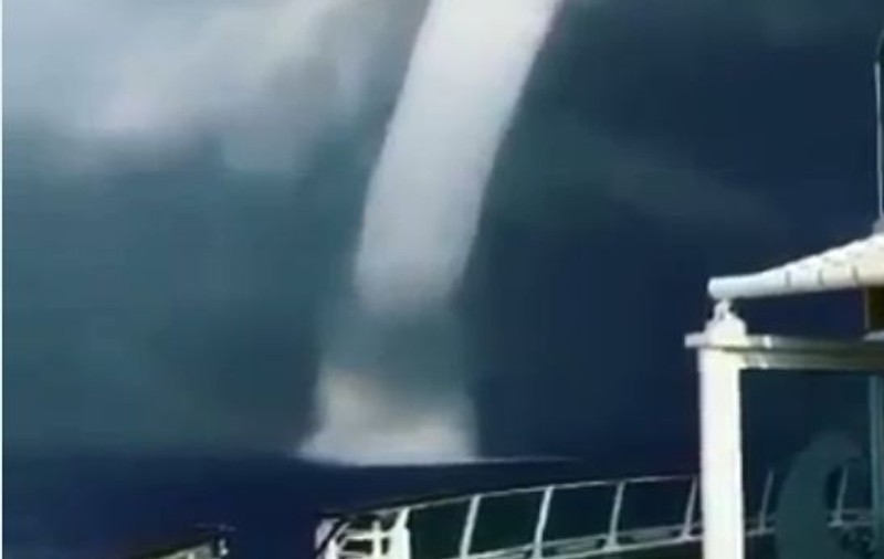 VIDEO | Tornadă pe mare în Grecia. Fenomenul bizar s-a produs lângă insula Santorini