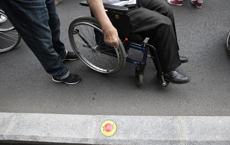 Transport gratuit în regim de taxi pentru persoanele cu handicap locomotor. Ce presupune „Abilitaxi”
