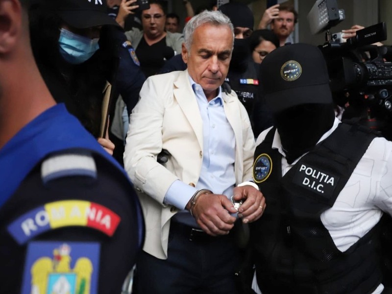 Călin Georgescu a ieșit încătușat din sediul DIICOT, după ce a fost reținut 24 de ore. Foto: Dumitru Angelescu / Libertatea