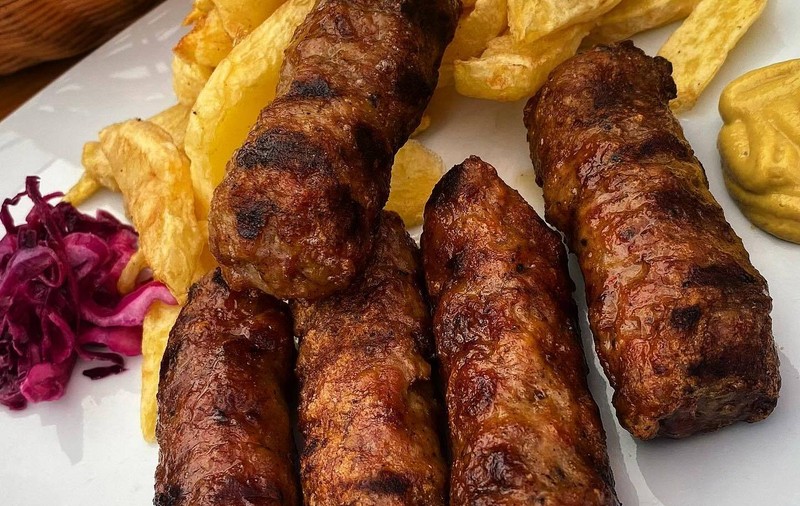 Cei mai buni mici de 1 Mai, în București. Cât costă o porție și care sunt primele cinci locații căutate
