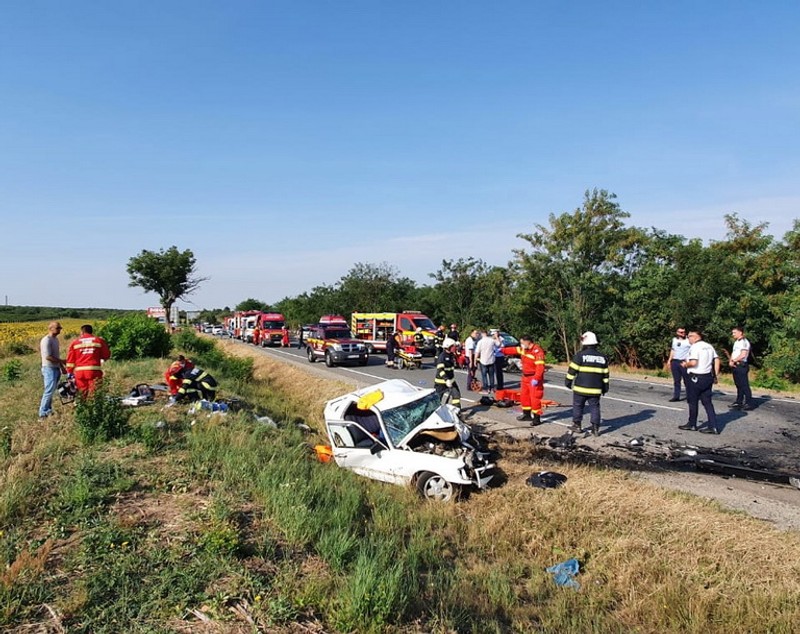 Două mașini s-au izbit frontal în județul Bihor. Un bărbat și un copil de 4 ani au murit