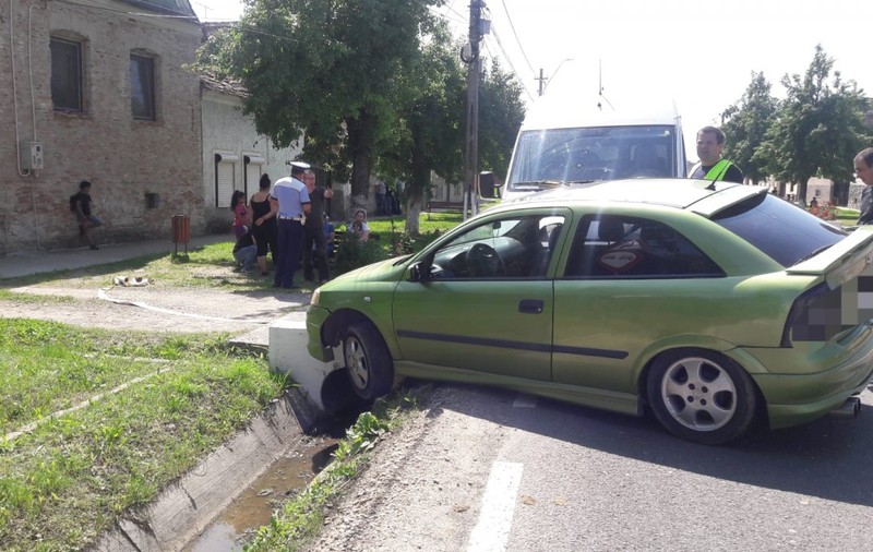 Șoferul unui microbuz a băgat în spital o femeie și pe fiica sa, în Sibiu, după ce a intrat în mașina în care se aflau