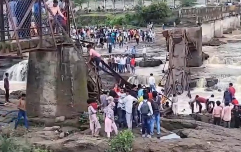 Pod prăbușit în Maharashtra, India: zeci de persoane au căzut în râu, iar două au murit I VIDEO   