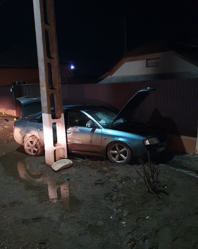 O autospecială a Poliţiei Buzău, implicată într-un accident, în timp ce urmărea un şofer. Două persoane au ajuns la spital