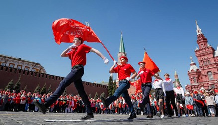 Mii de copii au participat, duminică, la ceremonia de primire în rândul pionierilor, organizată în Piața Roșie de Partidul Comunist din Rusia