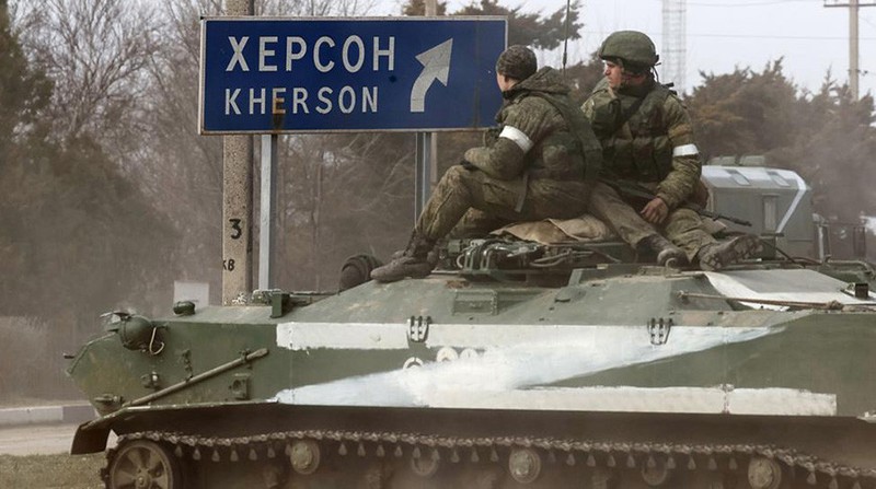 Militari ruși la intrarea în Herson. Foto: TASS