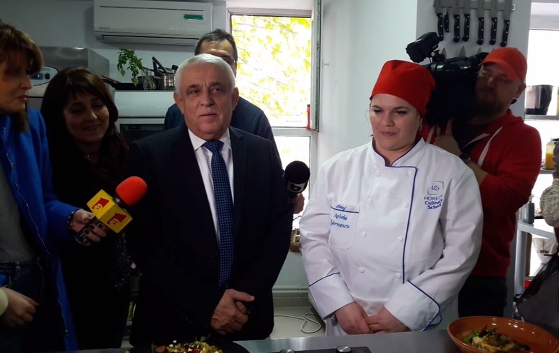 VIDEO | Petre Daea, la vederea preparatelor de oaie din farfurie: „Nu ești viu dacă nu salivezi. Eu cred că sunt viu”