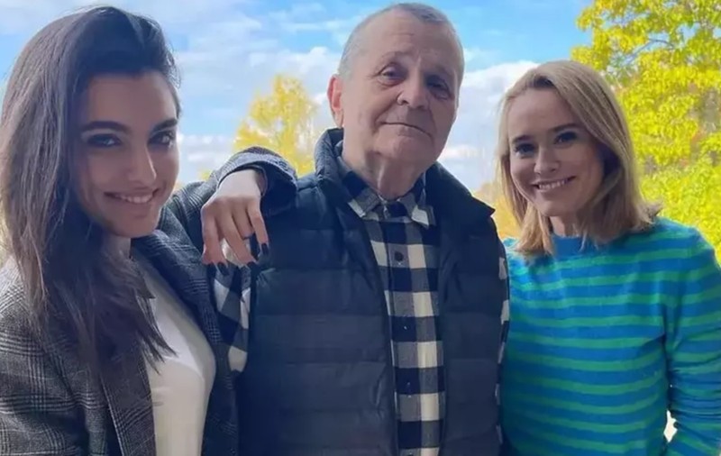 Cum a apărut Andreea Esca pe podiumul de modă alături de tatăl ei, care are 86 de ani. Au defilat în hainele create de Alexia Eram