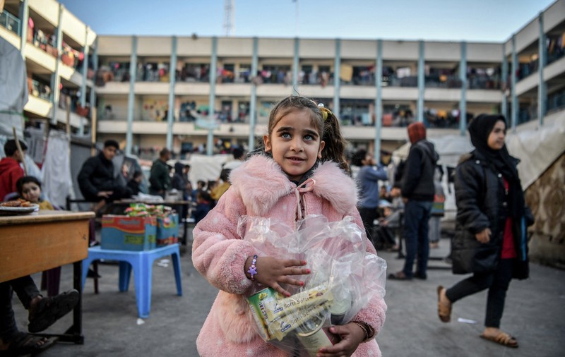 Ostaticii israelieni vor primi medicamente, iar civilii din Gaza, noi ajutoare umanitare, în urma unui acord mediat de Franța și Qatar. Enclava, bombardată masiv