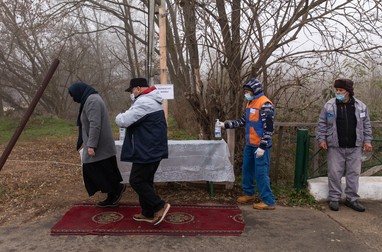 La intrarea în mănăstire, vizitatorii au fost dezinfectaţi pe tălpi şi pe mâini