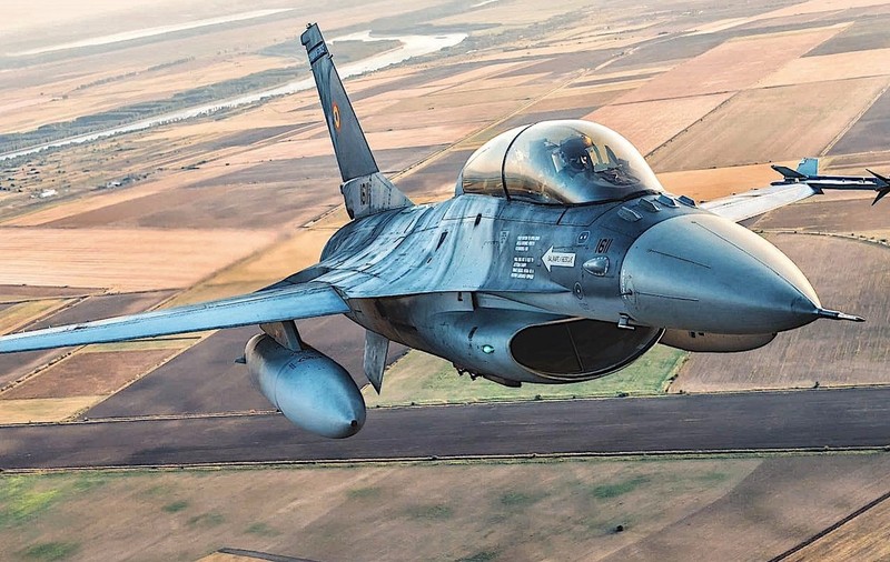 Alertă cu bombă într-un avion care zbura deasupra României. Au intervenit aeronavele Forțelor Aeriene Române