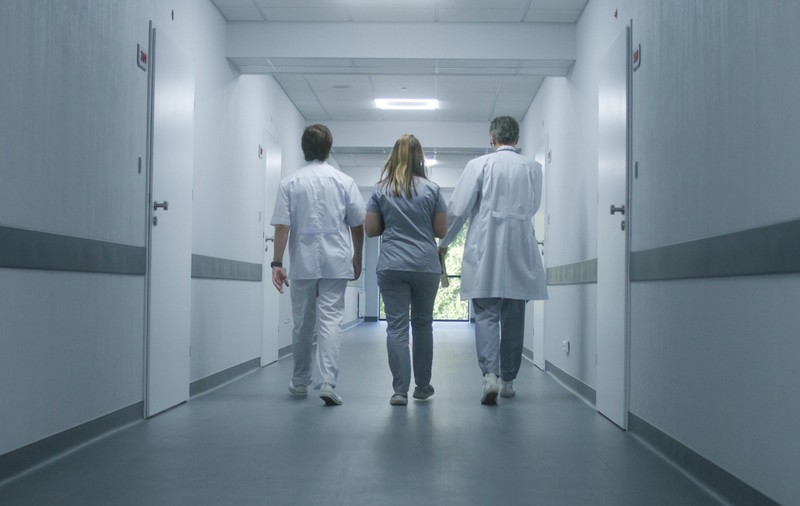 Un șofer de TIR din Bihor s-a dus la spital pentru că-l durea piciorul și „s-a întors acasă în sicriu”. Familia acuză medicii de neglijență criminală