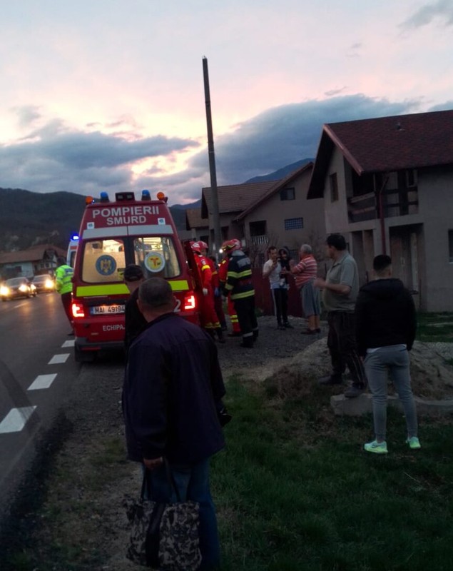 Microbuz cu 23 de pasageri la bord, răsturnat în stațiunea Călimănești, județul Vâlcea