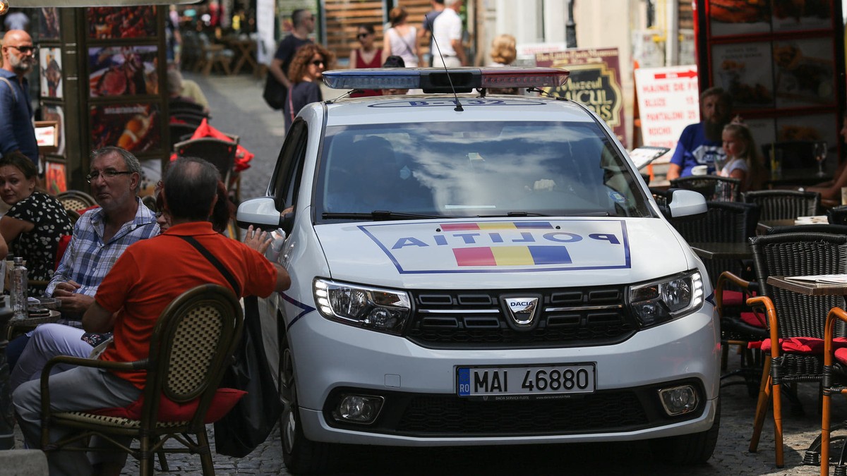 Polițiștii au trecut cu mașina printre oamenii aflați la terase în Centrul Vechi