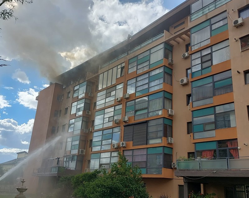 Incendiu puternic la un bloc din Voluntari. Intervin mai multe echipaje de pompieri