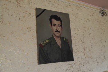 Portretul tatălui lui Omar, ucis de al Qaeda in 2005, atârnă la loc de cinste în casa tânărului
