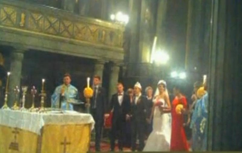 Puya, NAŞ MARE LA O NUNTĂ! Ţi-l poţi imagina în costum şi cu papion fucsia? FOTO