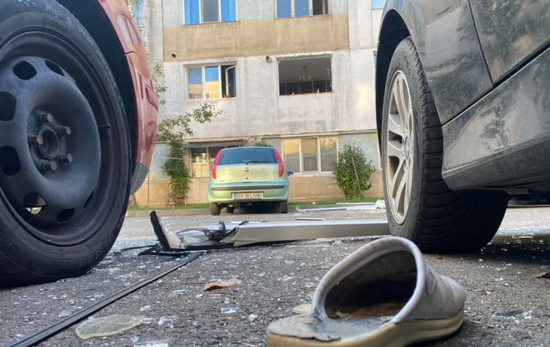 24 de apartamente și mai multe mașini, avariate în urma unei explozii dintr-un bloc din Brașov. 40 de oameni au fost evacuați