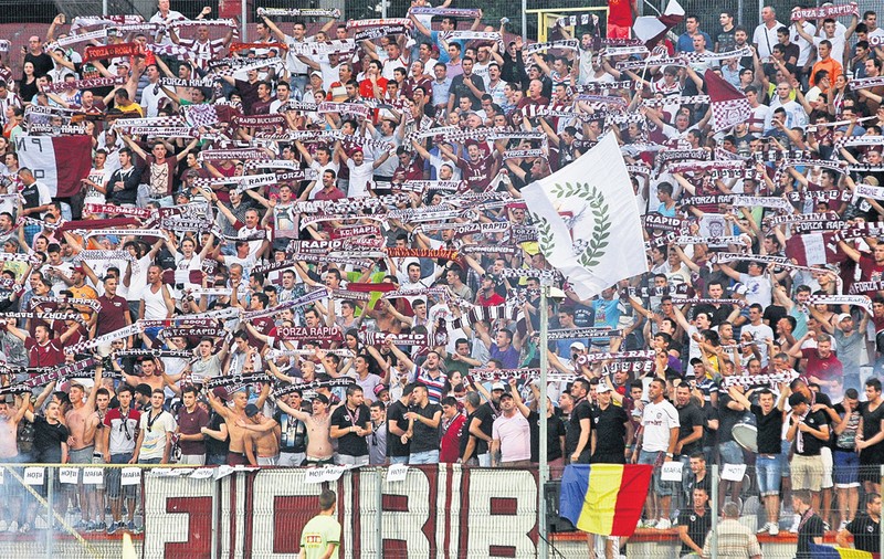 Suporterii Rapidului îl acuză pe acţionarul Adrian Zamfir că nu investeşte în club, dar se distrează în vacanţe exotice